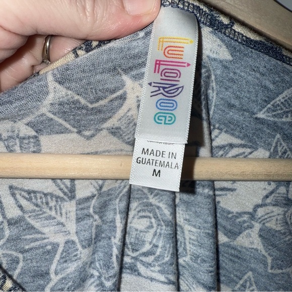 LuLaRoae Short Sleeve Tunic Top Floral Print Size Medium Whimsygoth - Picture 6 of 7